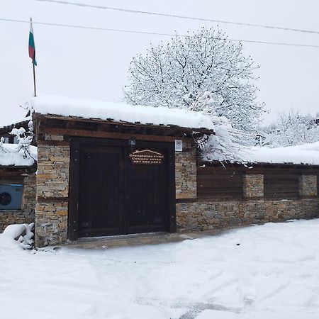 Семеен Хотел Скендерова Къща Lesjten Exteriör bild