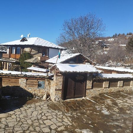 Семеен Хотел Скендерова Къща Lesjten Exteriör bild