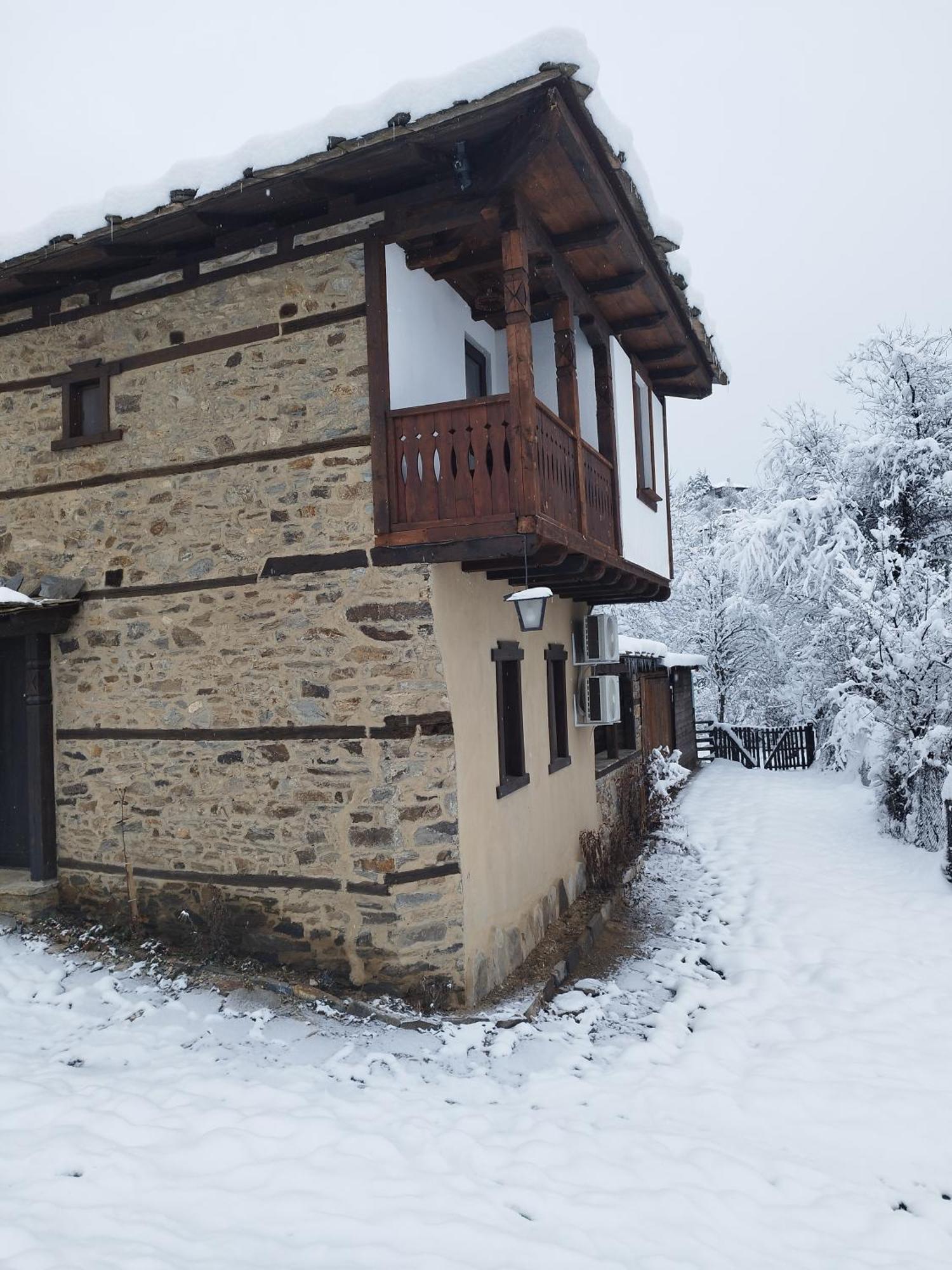 Семеен Хотел Скендерова Къща Lesjten Exteriör bild